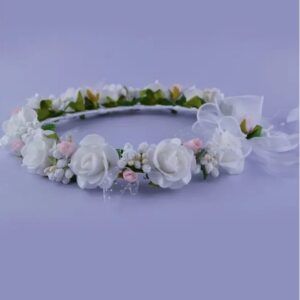 Wianek dla dziewczynki z białymi różami i delikatnymi różowymi akcentami, idealny na uroczystości.