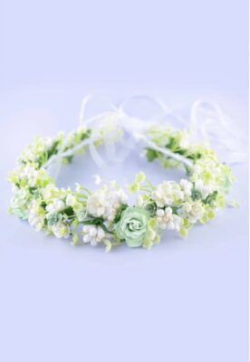 Wianek dla dziewczynki z białymi i zielonymi kwiatami, idealny na uroczystości i specjalne okazje.