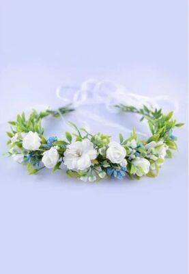 Wianek dla dziewczynki z białymi i niebieskimi kwiatami, idealny na uroczystości i specjalne okazje.