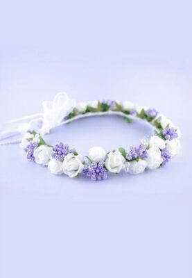 Wianek dla dziewczynki z białymi i fioletowymi kwiatami, idealny na uroczystości i specjalne okazje.