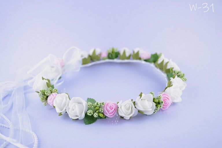 Wianek klasyczny w kolorze białym i różowym, ozdobiony sztucznymi różami i zielonymi liśćmi, idealny na specjalne okazje.