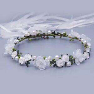 Wianek dla dziewczynki ozdobiony białymi kwiatami i perłami, idealny na uroczystości i specjalne okazje.