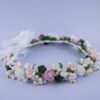 Wianek dla dziewczynki z zielonymi i różowymi kwiatami, ozdobiony białą wstążką. Idealny na uroczystości i specjalne okazje.