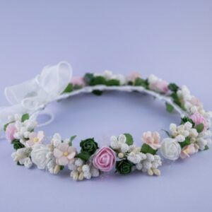 Wianek dla dziewczynki z zielonymi i różowymi kwiatami, ozdobiony białą wstążką. Idealny na uroczystości i specjalne okazje.