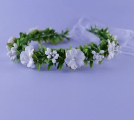 Delikatny zielono-biały wianek z kwiatami, idealny na uroczystości i specjalne okazje.